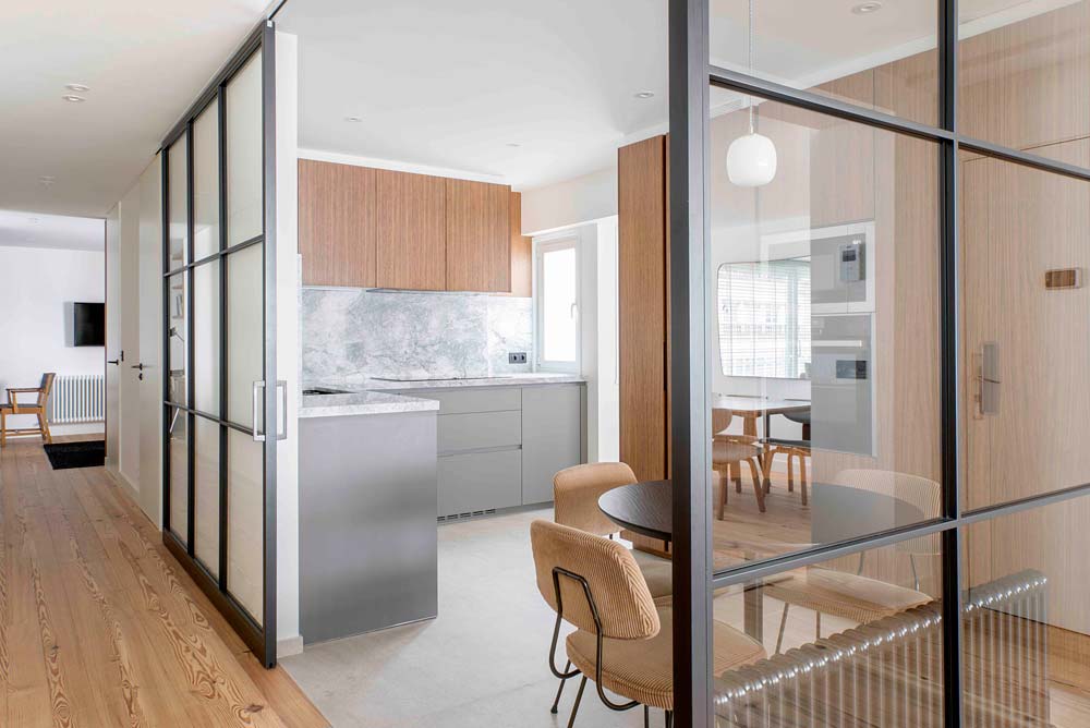 Estructuras de hierro y cristal como puertas para pasillos y cocinas